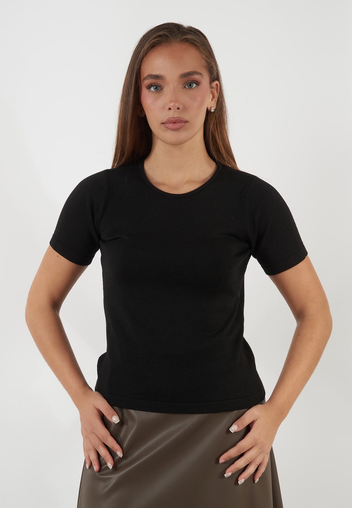 MAGLIA IN LANA NERA A MANICHE CORTE