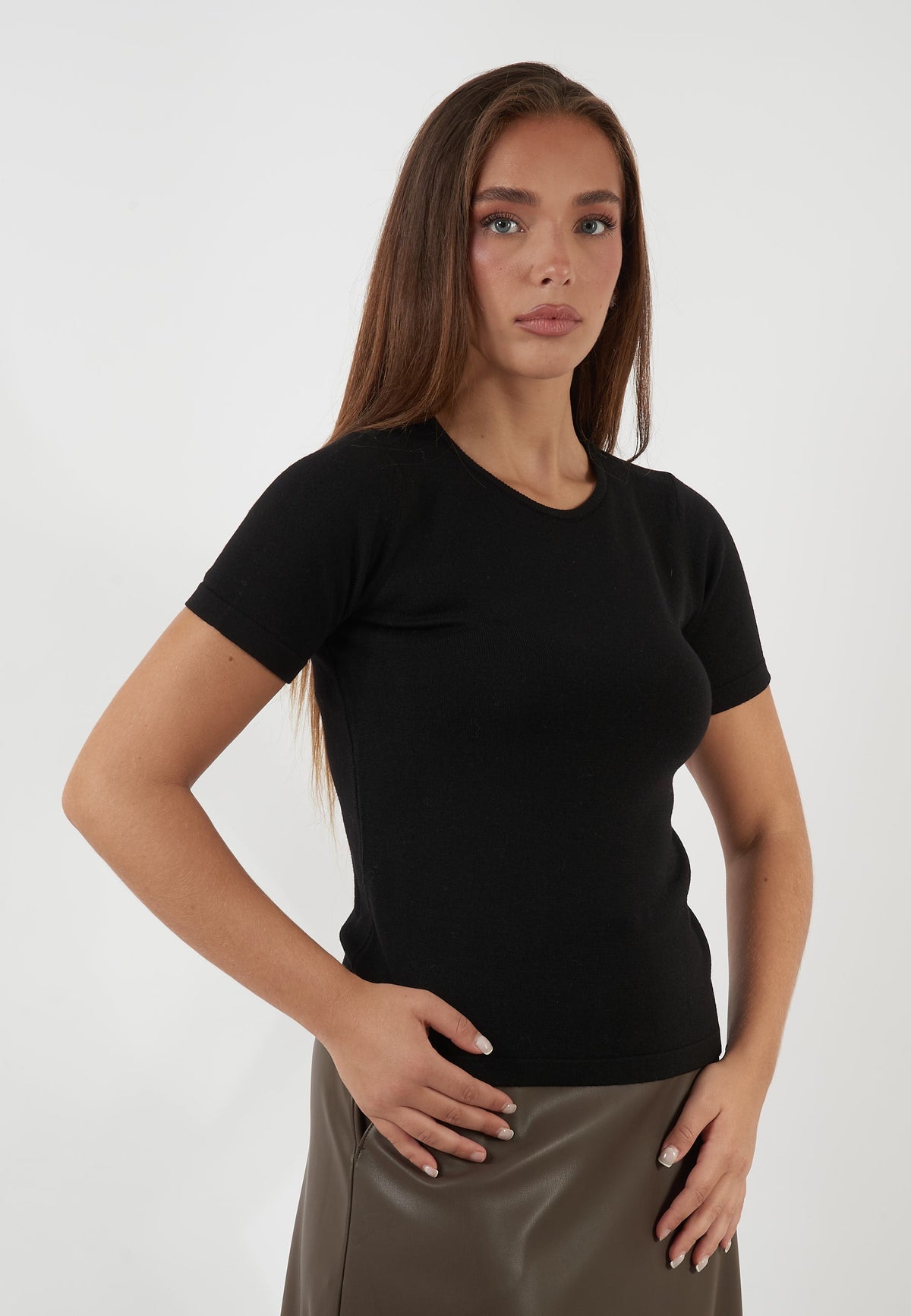 MAGLIA IN LANA NERA A MANICHE CORTE