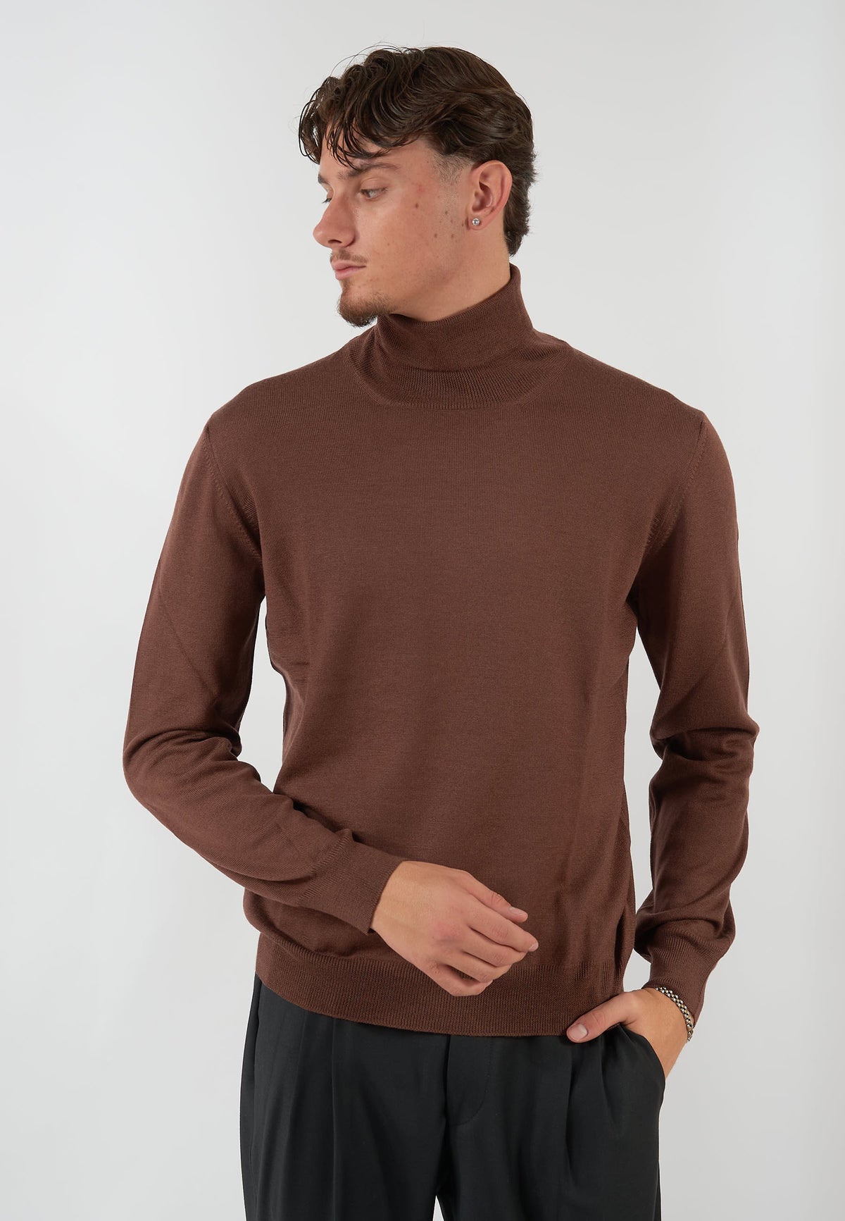 MAGLIA COLLO ALTO MARRONE