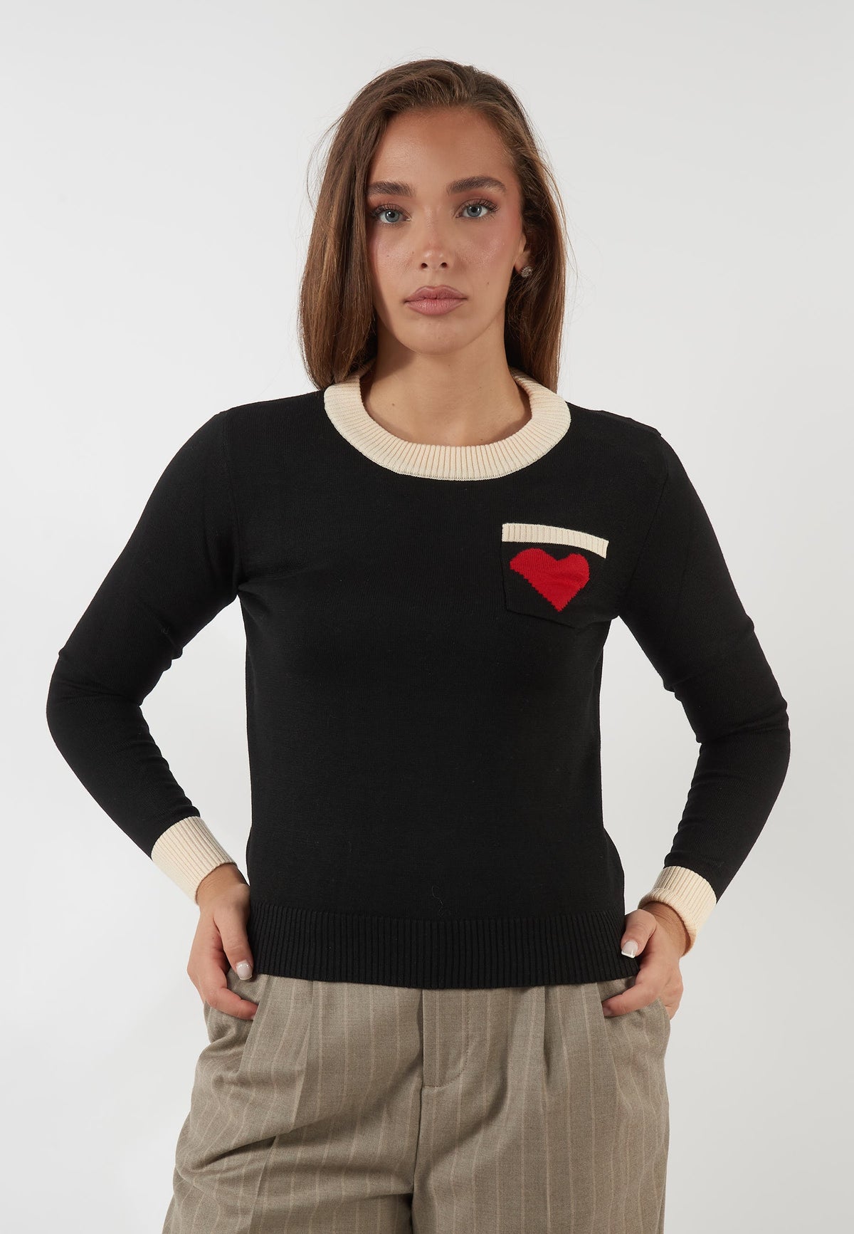 MAGLIA NERA CON TASCHINO E CUORE ROSSO