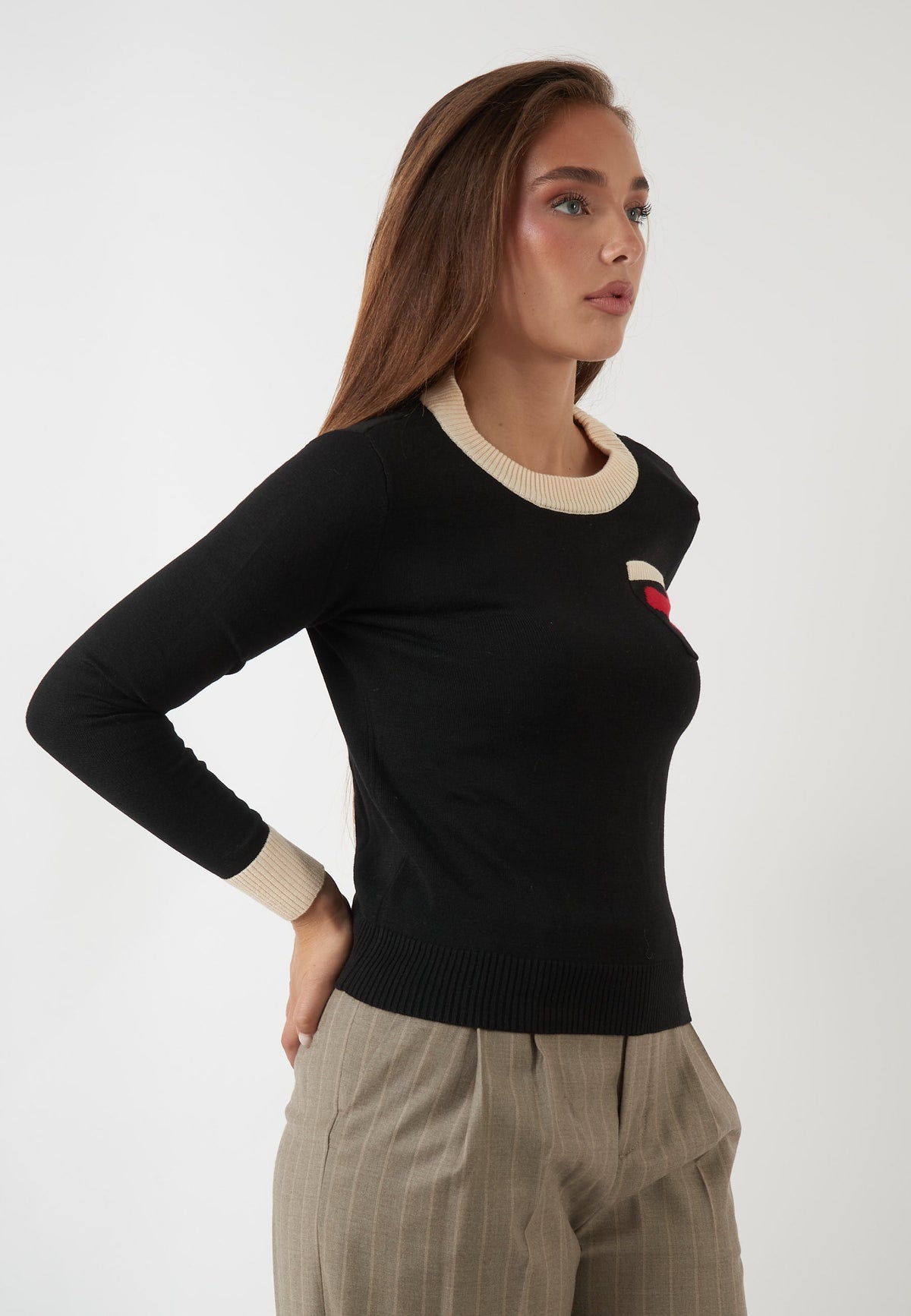MAGLIA NERA CON TASCHINO E CUORE ROSSO