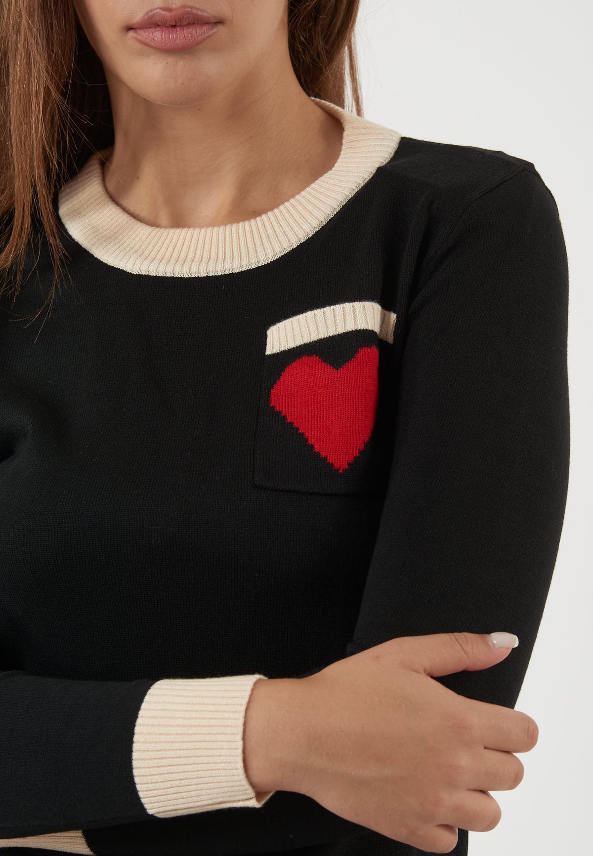 MAGLIA NERA CON TASCHINO E CUORE ROSSO