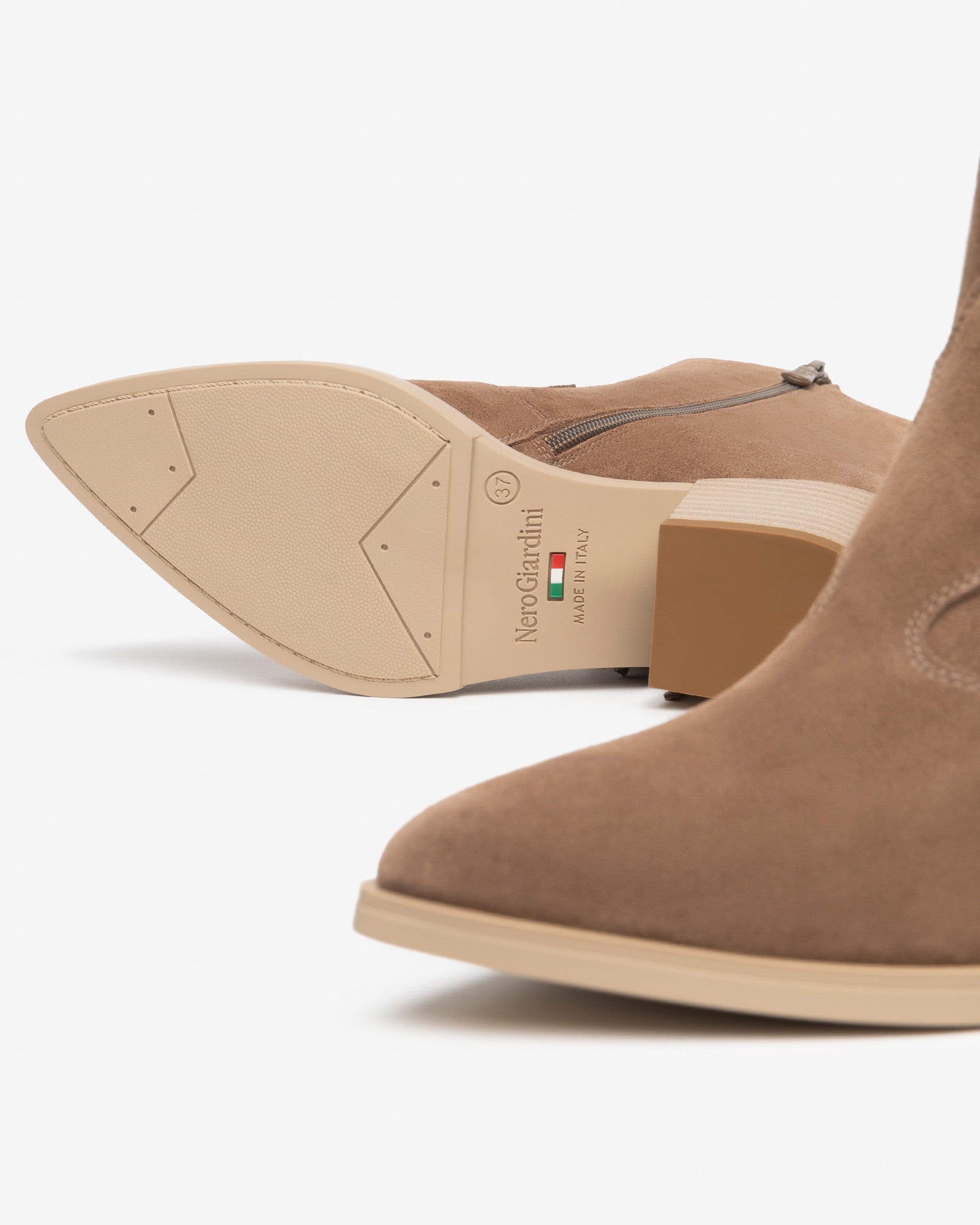Stivaletti in pelle scamosciata da donna E615131D_442 Mou