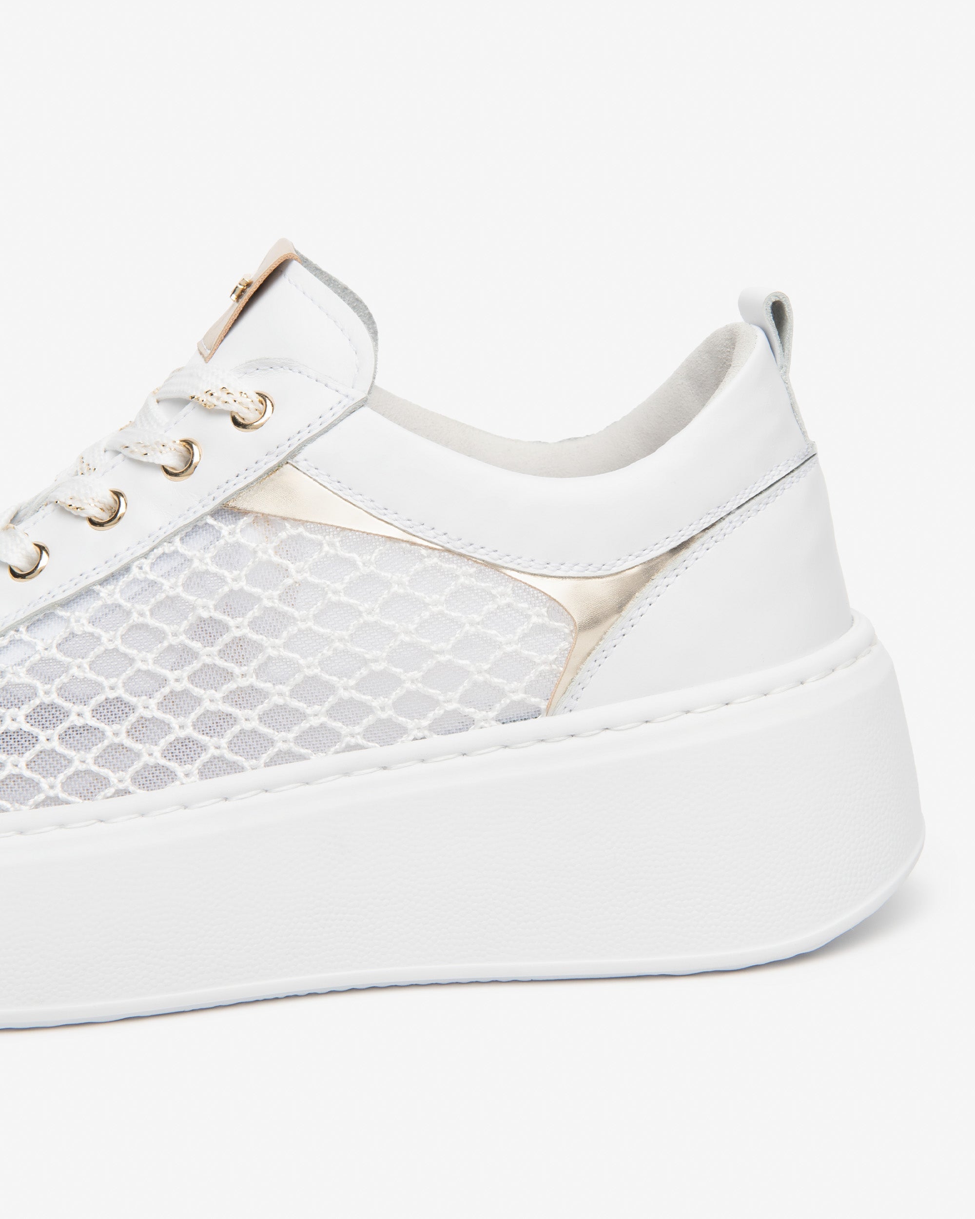 Sneakers da donna in pelle bianca traforata e tessuto tecnico E615273D 707