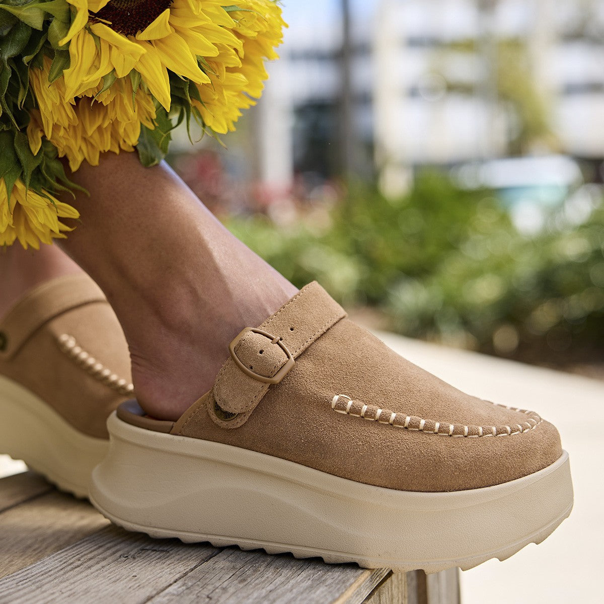 Hey Dude Delray clog suede Tan