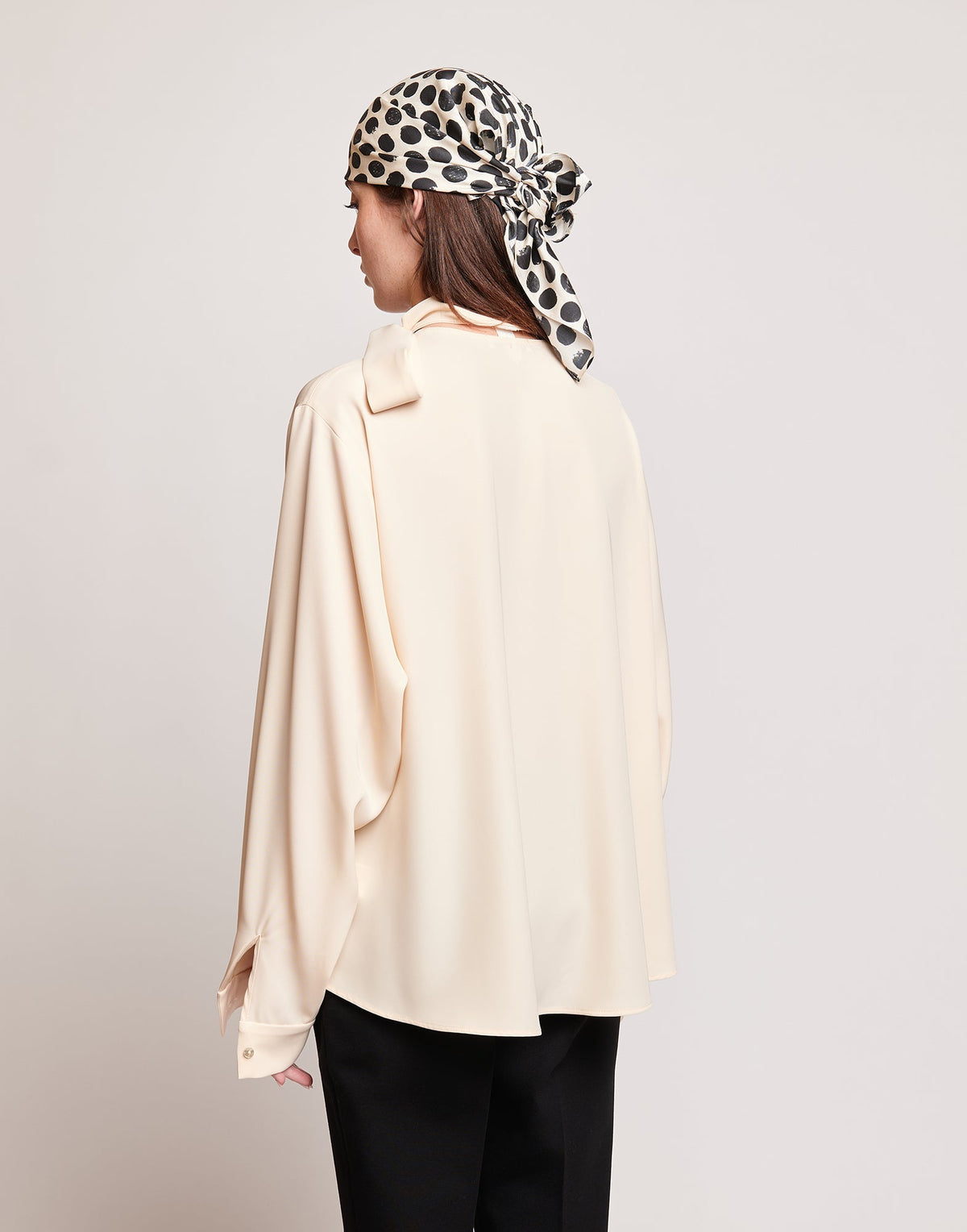 DOUUOD Camicia in Cady Fluido con Sciarpa Staccabile Vaniglia