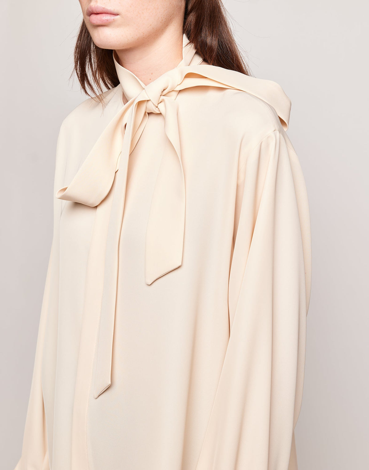 DOUUOD Camicia in Cady Fluido con Sciarpa Staccabile Vaniglia