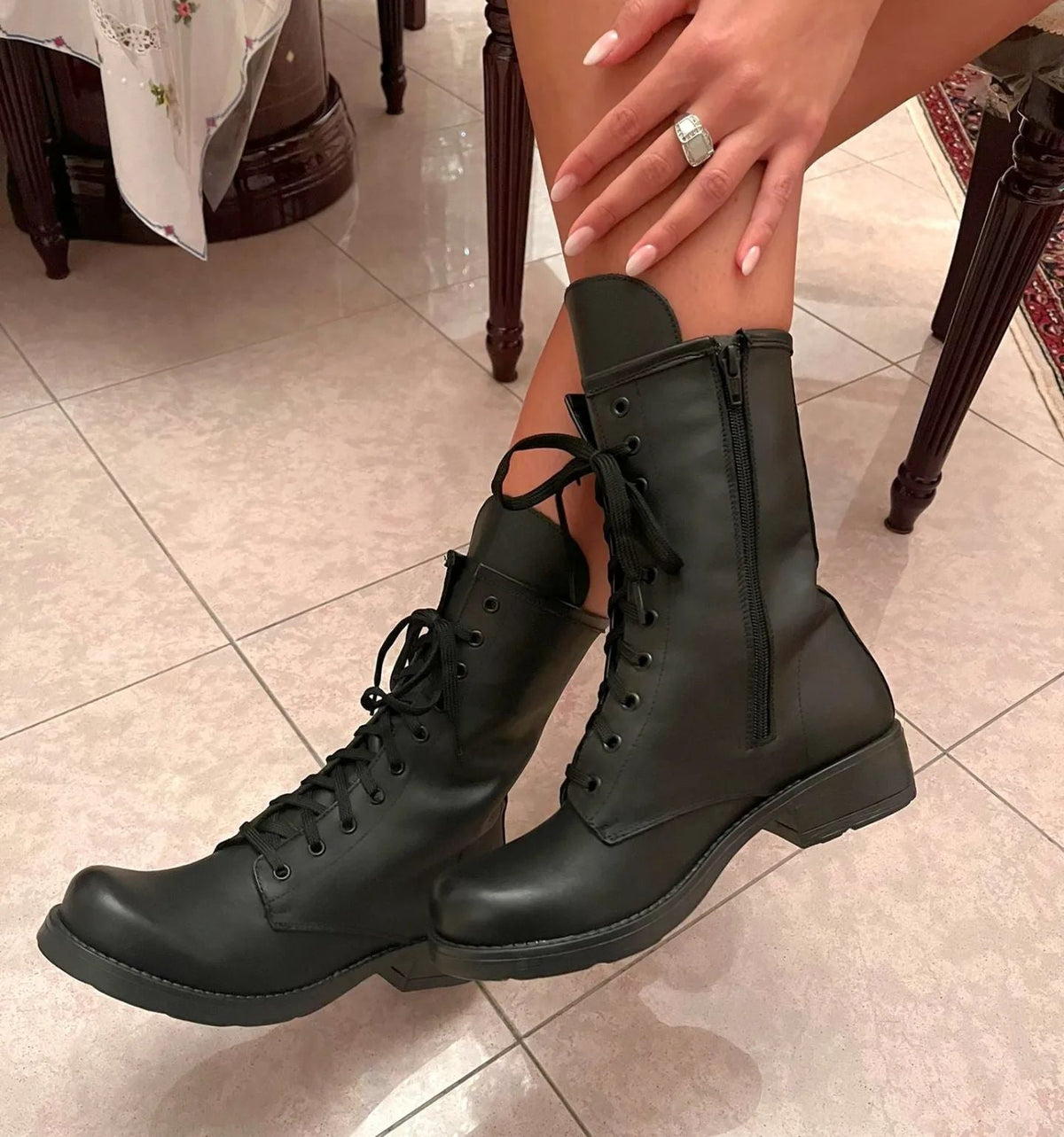 Anfibio Donna con lacci in Vera Pelle Nero - Lavorazione Artigianale Made in Italy Art. Tata