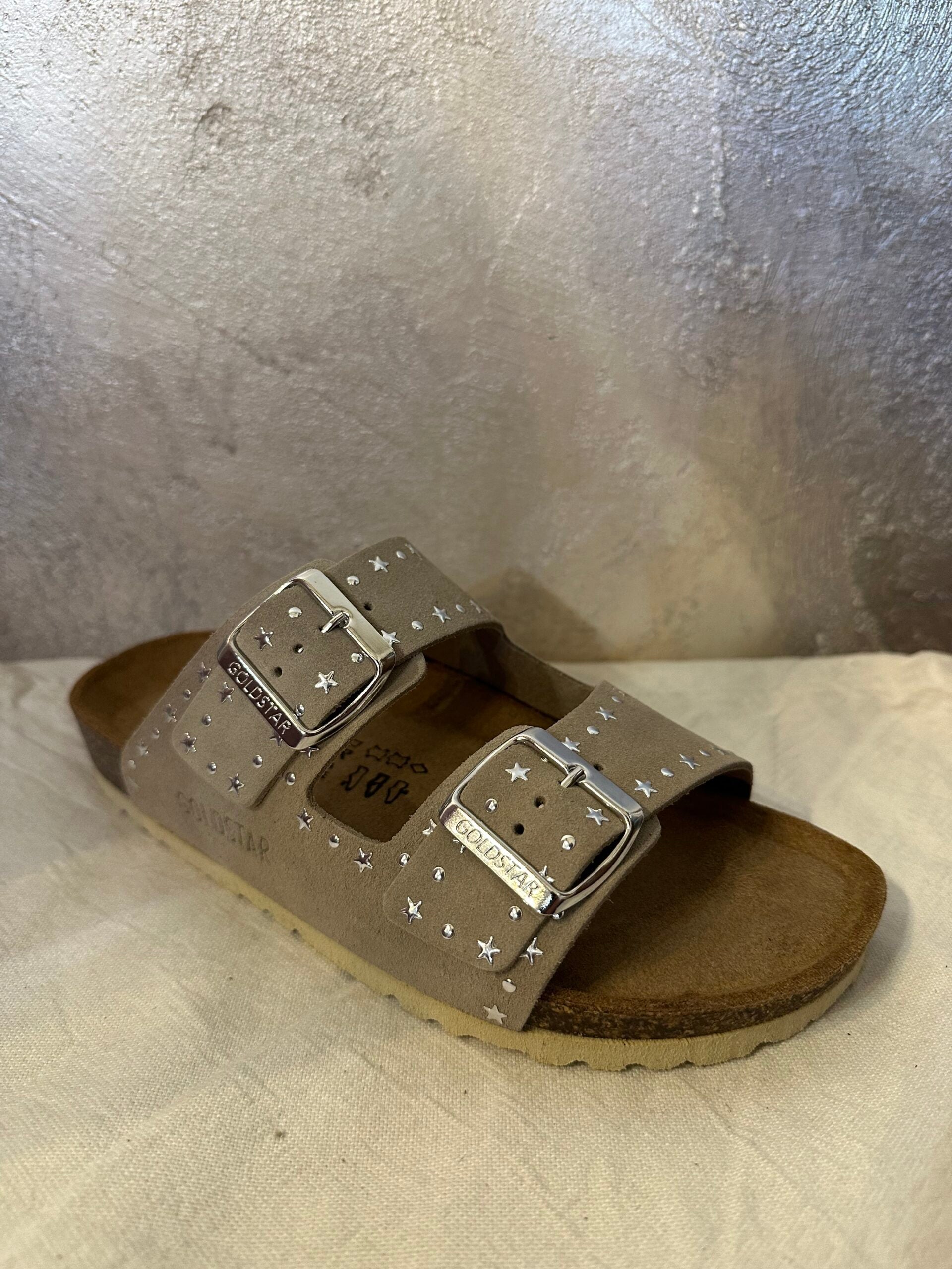 Goldstar sandalo doppia fascia sabbia con borchie e stelline argento