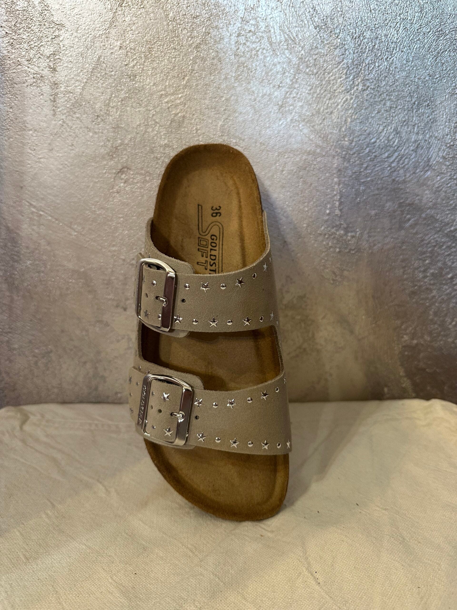 Goldstar sandalo doppia fascia sabbia con borchie e stelline argento